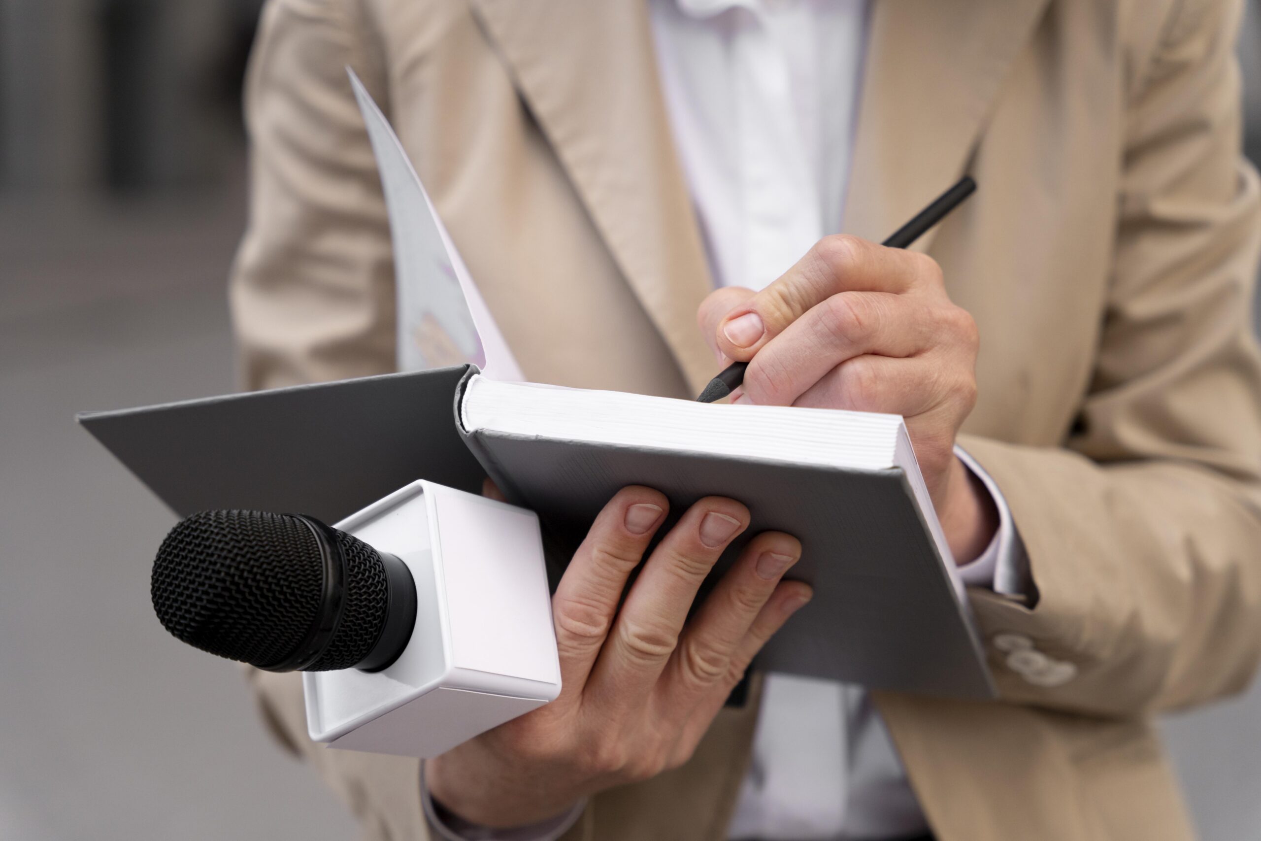 femme-journaliste-prend-note